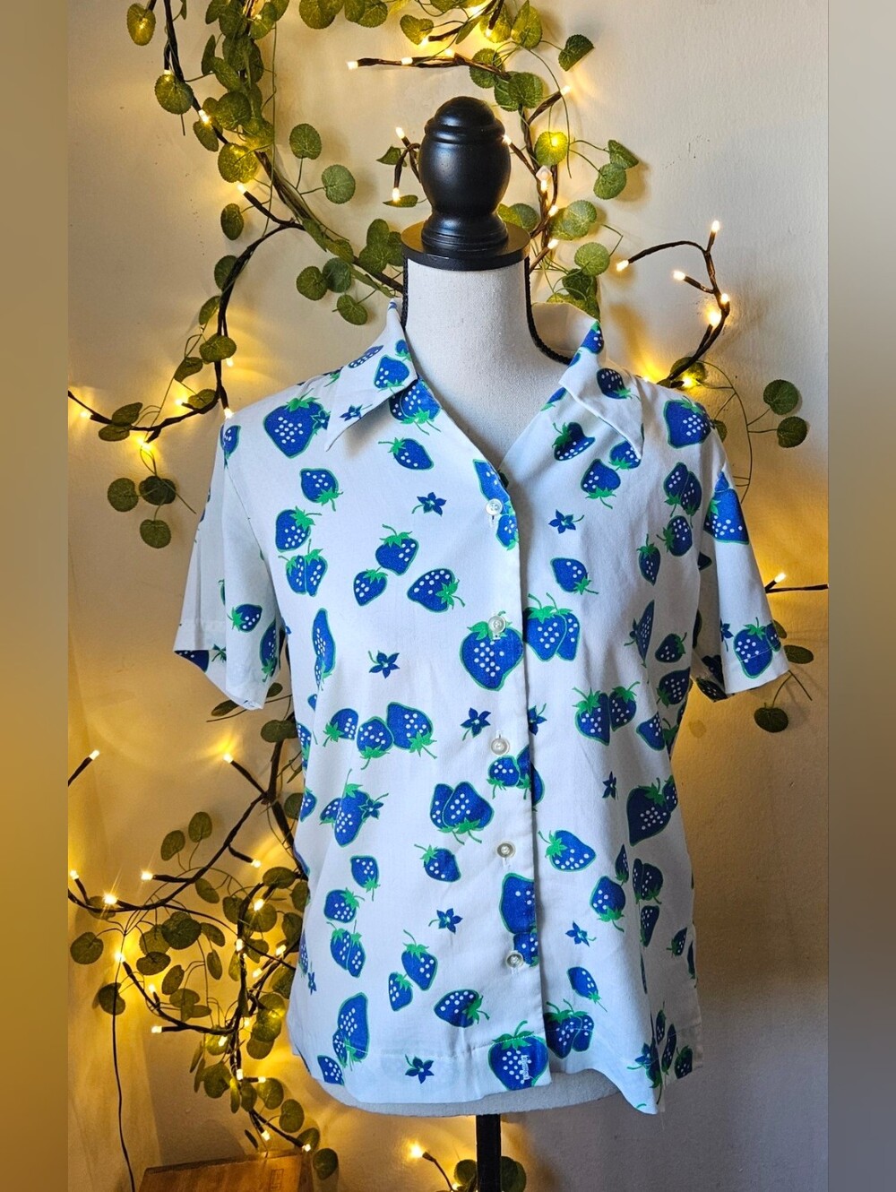 Vintage Sears white blue strawberry and flowers novelty motif accented with brig - Picture 2 of 7